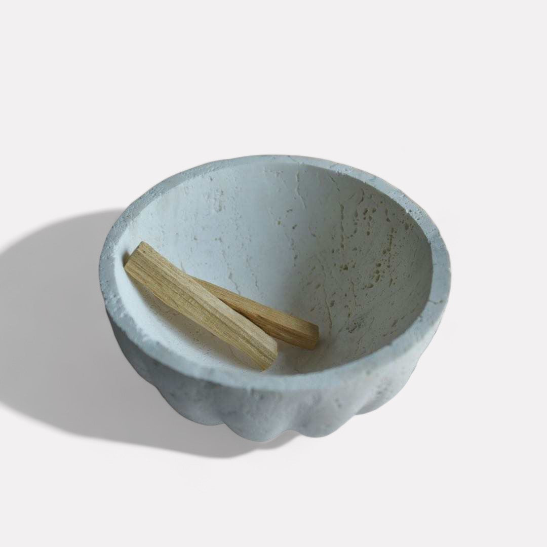 Corona Borealis, White Travertine mid-size bowl, curvilinear-edged Detail